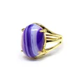 Primo piano di un anello placcato oro 24 carati con pietra d'agata striata viola e bianca. - Agata Viola
