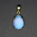 Détail d'un pendentif goutte facetté en pierre naturelle bleue avec bélière dorée - Opale