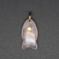 Makroansicht eines Fisch-Anhängers aus Rosenquarz mit Zirkonia und Goldöse - Rosenquarz