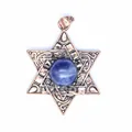 Vue détaillée d'un pendentif Étoile de David en bronze vintage avec pierre naturelle - Sodalite bleue