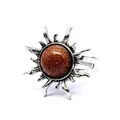 Detailansicht eines Vintage-Silberrings in Sonnenform mit funkelndem braunem Stein - Sonnenmotiv Offener Ring / Goldsandstein