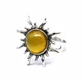 Makrodetail eines silbernen Sonnenrings im Vintage-Stil mit einem gelben Tigerauge - Sonnenmotiv Offener Ring / Achat