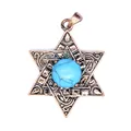 Vue détaillée du pendentif vintage en bronze Étoile de David avec une pierre de turquoise - Turquoise Bleue