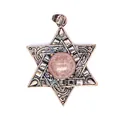 Gros plan du pendentif étoile de David en bronze avec incrustation de pierre naturelle. - Quartz Fraise