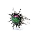 Detailansicht eines verstellbaren Vintage-Sonnenrings mit grün-violettem Naturstein-Inlay - Sonnenmotiv Offener Ring / Rubin-Zoisit
