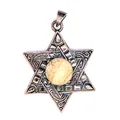 Gros plan d'un pendentif étoile de David vintage avec pierre Picasso ronde en cuivre antique - Jaspe