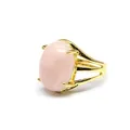Dettaglio di un anello di lusso placcato oro 24k con una grande pietra rosa ovale - Quarzo rosa