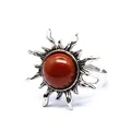 Detailansicht eines Vintage-Silberrings in Sonnenform mit einem roten Naturstein. - Sonnenmotiv Offener Ring / Roter Jaspis