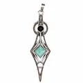 Detailansicht eines Vintage-Anhängers aus Silber mit grünem Amazonit-Stein. - Amazonit