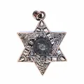 Gros plan détaillé d'un pendentif Étoile de David en bronze et pierre de lave noire - Pierre de lave