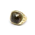 Vista dettagliata di un anello in oro con un grande cristallo di quarzo fumé sfaccettato - Labradorite