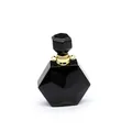 Détail d'un pendentif en pierre noire facettée en forme de flacon avec bélière dorée. - Obsidienne - Or