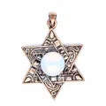 Gros plan d'un pendentif étoile de David en bronze antique avec un cristal blanc central - Opale