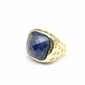 Dettaglio di un anello placcato oro 24 carati con pietra naturale blu sfaccettata - Lapislazzulo