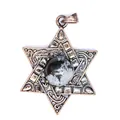 Gros plan d'un pendentif hexagramme vintage en bronze serti d'une pierre naturelle - Obsidienne flocon de neige