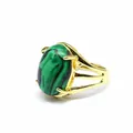 Dettaglio di un anello placcato oro 24k con pietra ovale verde stile malachite - Malachite