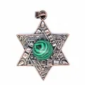 Vue détaillée d'un pendentif hexagramme en bronze antique avec pierre de malachite verte. - Malachite
