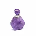 Vue détaillée d'un pendentif flacon de parfum en améthyste hexagonale avec bouchon. - Améthyste-Argent