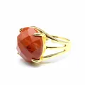 Detailansicht eines facettierten roten Edelsteinrings mit verstellbarem Goldband - Roter Jaspis