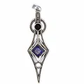 Macro detail van een vintage zilveren ruitvormige hanger met een blauwe natuursteen - Vintage Ruit Lapislazuli Hanger (aljylp2008) / Lapis lazuli