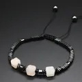 Vista detallada de pulsera tejida a mano con cubos de cristal rosa y cuentas de hematita. - Square Cut Bracelet / Cuarzo rosa