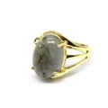 Primo piano di un anello placcato in oro con grande pietra naturale grigia ovale - Labradorite