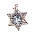 Vue détaillée d'un pendentif hexagramme en bronze vintage avec une pierre Picasso - Jaspe Picasso
