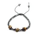 Primer plano de pulsera tejida a mano con ojo de tigre facetado y cuentas de hematita - Square Cut Bracelet / Ojo de tigre