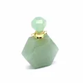 Détail d'un pendentif flacon de parfum en pierre naturelle verte avec bord doré - Aventurine-Or