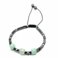 Primer plano de pulsera artesanal con piedras naturales verdes y cuentas de hematita - Square Cut Bracelet / Aventurina verde