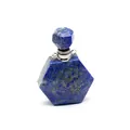 Vue détaillée d'un pendentif flacon de parfum en cristal de lapis-lazuli hexagonal bleu. - Lapis Lazuli-Argent