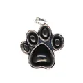 Primer plano de un colgante de pata de perro con piedras negras y marco plateado - Obsidiana