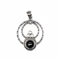 Detailopname van een retro zilveren hanger met cirkels en zwarte steen - Pendant Only (Without Chain) / Obsidiaan