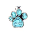 Vista macro detallada de un colgante de piedra turquesa con diseño de pata de perro. - Turquesa