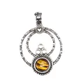 Macro-weergave van vintage stijl zilveren hanger met een natuurlijke tijgeroog edelsteen - Pendant Only (Without Chain) / Tijgeroog