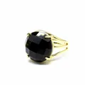 Detailaufnahme eines facettierten schwarzen Edelsteinrings mit vergoldeter Schiene. - Obsidian