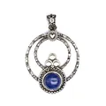 Detaillierte Makroansicht eines silbernen Vintage-Anhängers mit blauem Lapislazuli - Nur Anhänger (Ohne Kette) / Lapislazuli