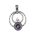 Detaillierte Ansicht eines silbernen Vintage-Anhängers mit lila Amethyst-Zentralstein - Nur Anhänger (Ohne Kette) / Amethyst