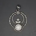 Detaillierte Ansicht eines silbernen Vintage-Anhängers mit Mondstein und Herz-Motiv - Nur Anhänger (Ohne Kette) / Weiß Kristall
