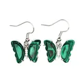 Primo piano di orecchini a farfalla con ali in pietra verde a motivo malachite - Malachite