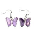 Vista dettagliata di orecchini a farfalla in cristallo viola con eleganti ganci argento. - Ametista