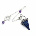Détail du pendule en lapis-lazuli en forme de pyramide avec pendentif pentagramme argenté - Lapis-lazuli