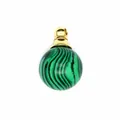 Dettaglio del ciondolo boccetta per oli essenziali in malachite verde da 16 mm. - Tappo Dorato / 16mm / Malachite