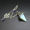 Vue détaillée d'un pendule en cristal d'opalite vintage avec pentagramme et perles d'améthyste. - Opale
