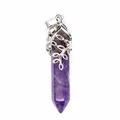 Detailaufnahme des violetten Kristall-Sechskant-Anhängers mit silbernem Blattdesign - Amethyst (aljylp1980) / 44x11mm