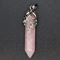 Detail eines natürlichen Rosenquarz-Anhängers in Sechskantsäulenform mit Blatt-Design - Rosenquarz (aljylp1980) / 44x11mm