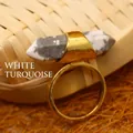 Elegante anello placcato in oro con una pietra esagonale di cristallo di howlite bianca - Howlite