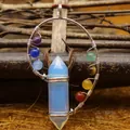 Pendaglio a punta di cristallo di opalite con avvolgimento in filo e pietre chakra - Pendente in Opale