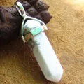 Sechseckiger weißer Marmor Kristall Anhänger mit silberner Öse auf rustikalem Grund - Weißer Türkis (Nur Anhänger) / Weiß