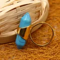 Anello placcato oro con una vivace punta di cristallo di turchese esagonale blu - Turchese blu